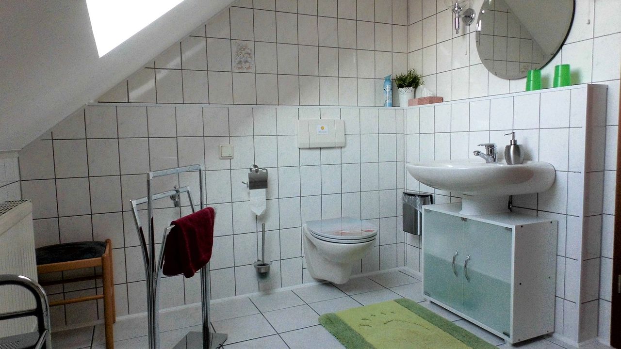 Bad mit Dusche und Badewanne Bad mit Dusche und Badewanne